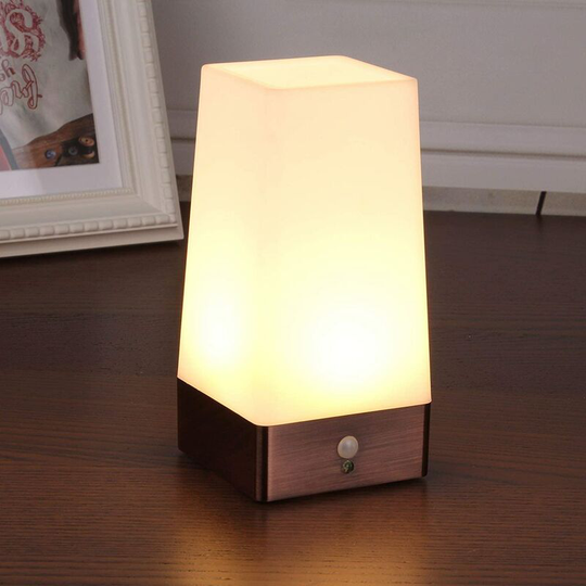 Aougo - Table lamp, retro led night light, bedside lamp with wireless pir motion sensor, requires 3 aaa 1.5 v batteries, Plastic, White light, square