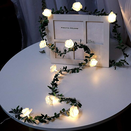 Aougo - Rose Garland Battery Operated Fairy Lights White Flower Fairy Lights Green Leaves Holiday Lighting Party Window Garden Decoration Flower