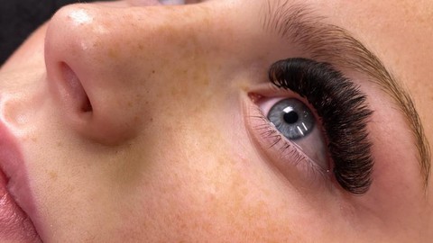 Volume Lash Extensions in French Langague